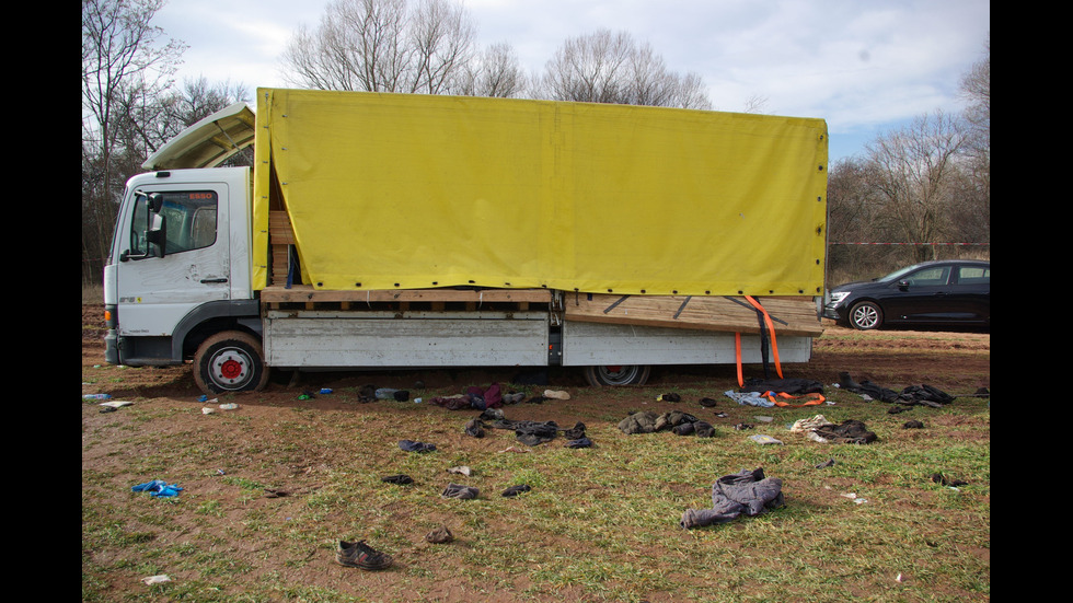 Тайникът в камиона с мигранти, изоставен в Локорско