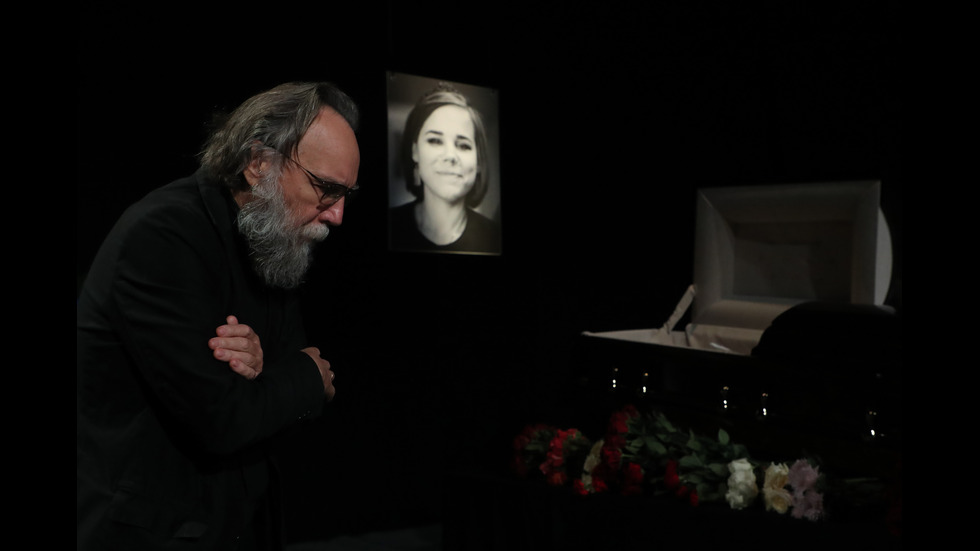 Поклонението пред Даря Дугина