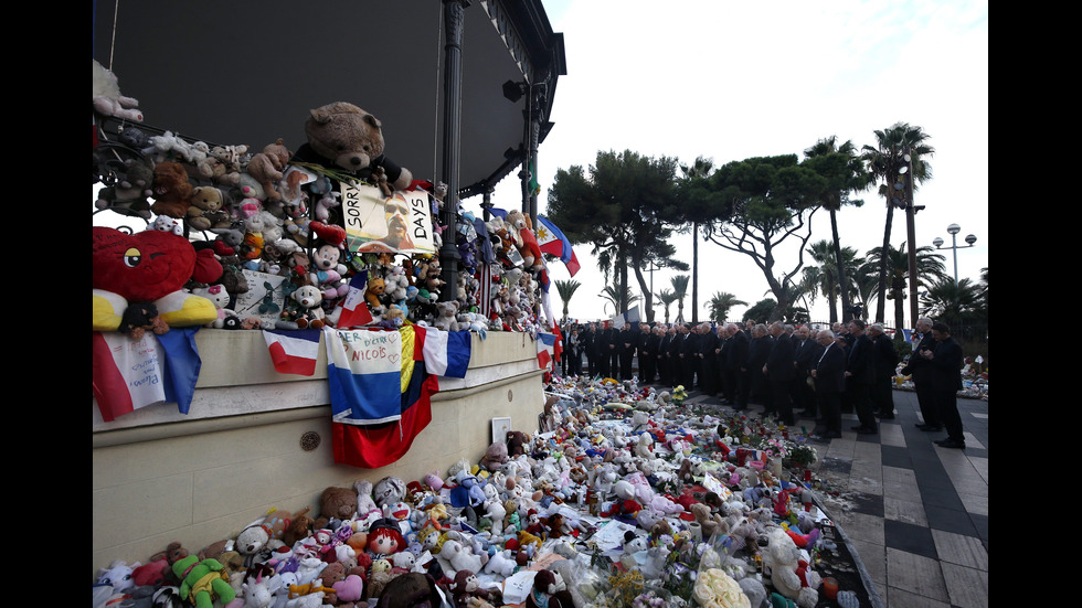 Франция почете паметта на жертвите на атентата в Ница