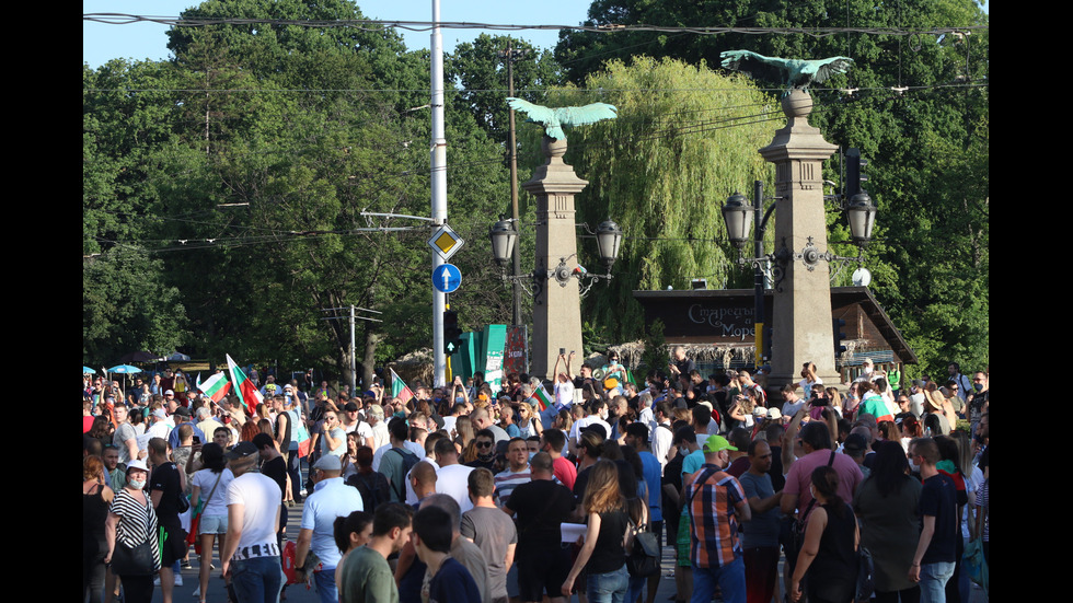 Шестият протест в София започна без напрежение