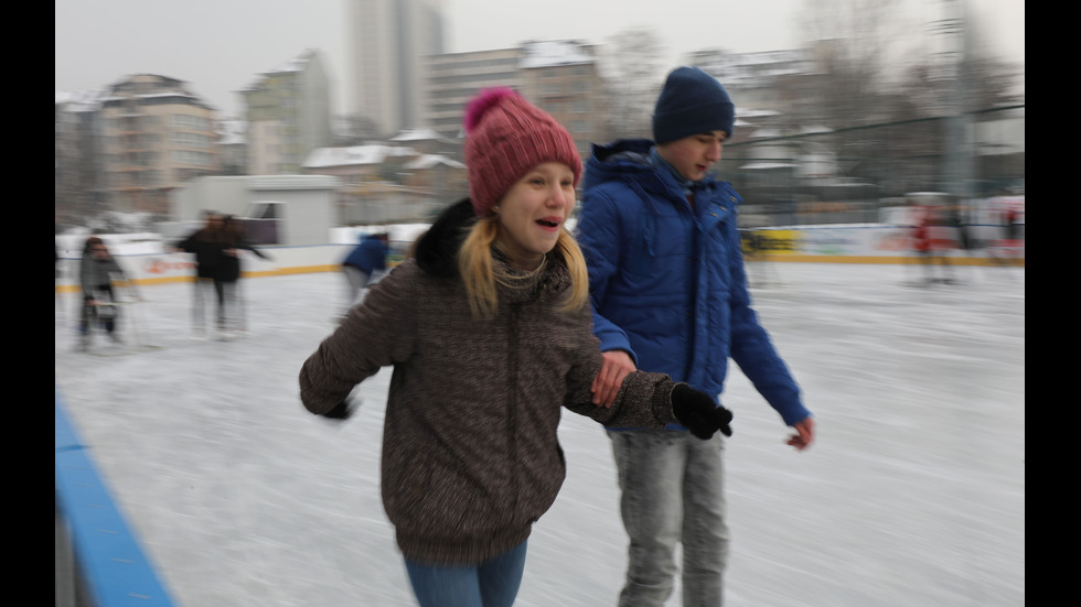 Откриха новия сезон на ледената пързалка "Спортна София"