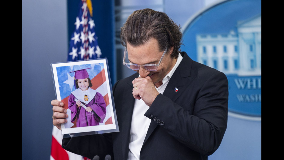 Матю Макконъхи показа в Белия дом обувките на едно от убитите деца в Тексас