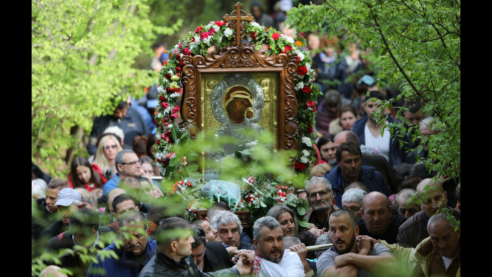 Хиляди вярващи се включиха в литийното шествие в Бачковския манастир