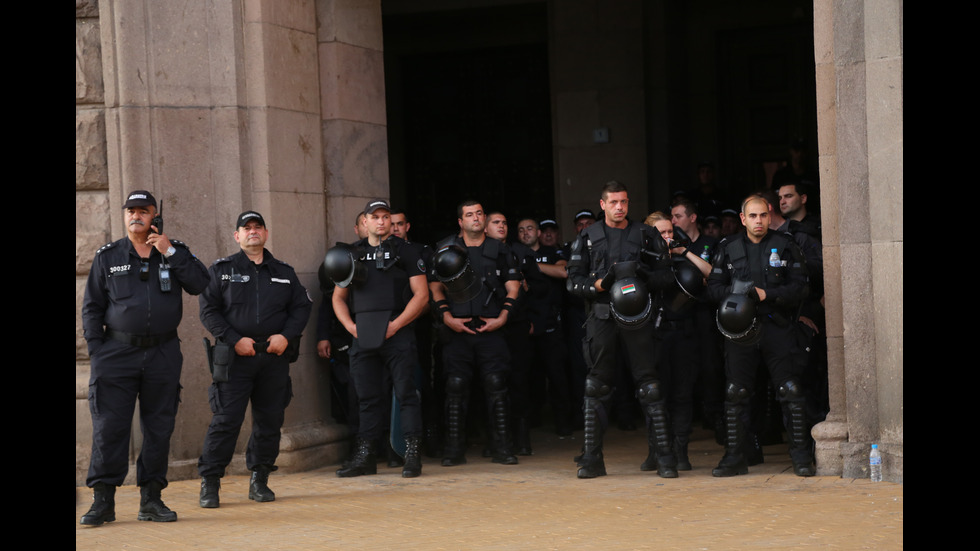 19-и ден на протести срещу властта в страната