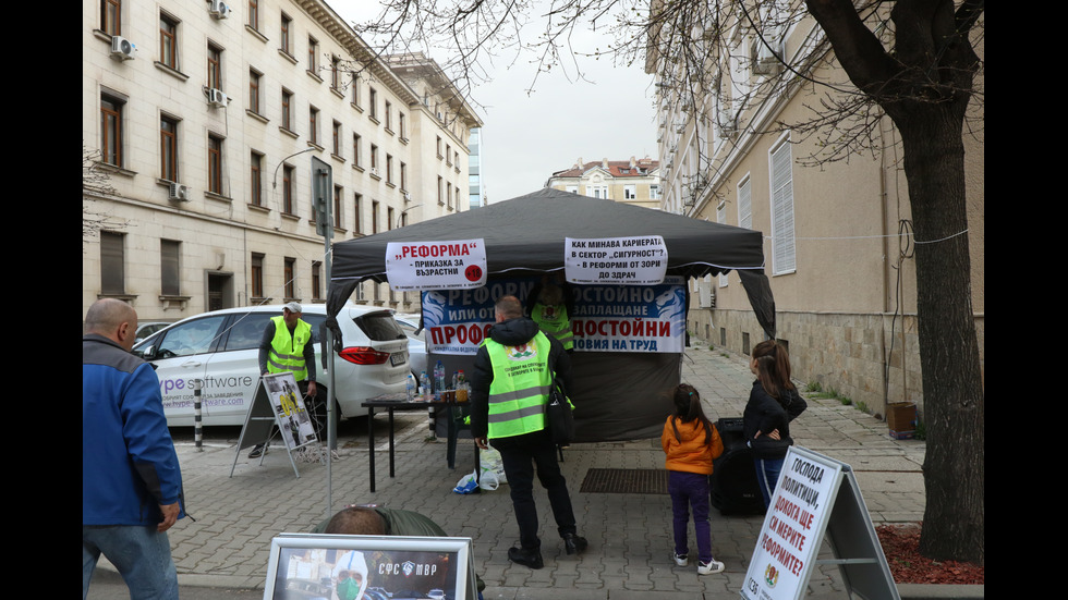 Протест в центъра на София: Полицаи и надзиратели разпънаха палатков лагер