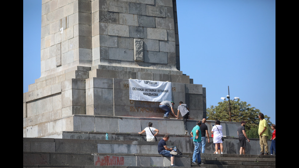 Откриват плоча в памет на полицаите, убити от автобус с мигранти в Бургас