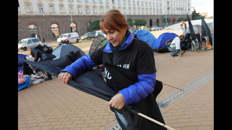 Майки на деца с увреждания на протест пред МС