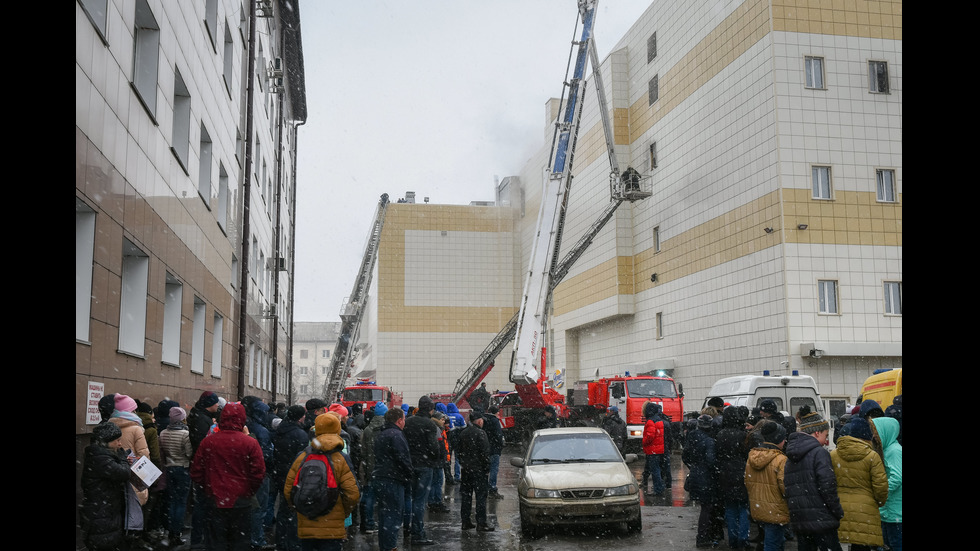 Жертви и ранени при пожар в мол в Русия