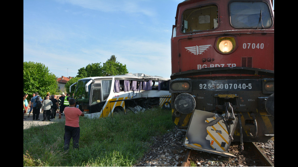 Влак блъсна автобус край Симеоновград, има пострадали