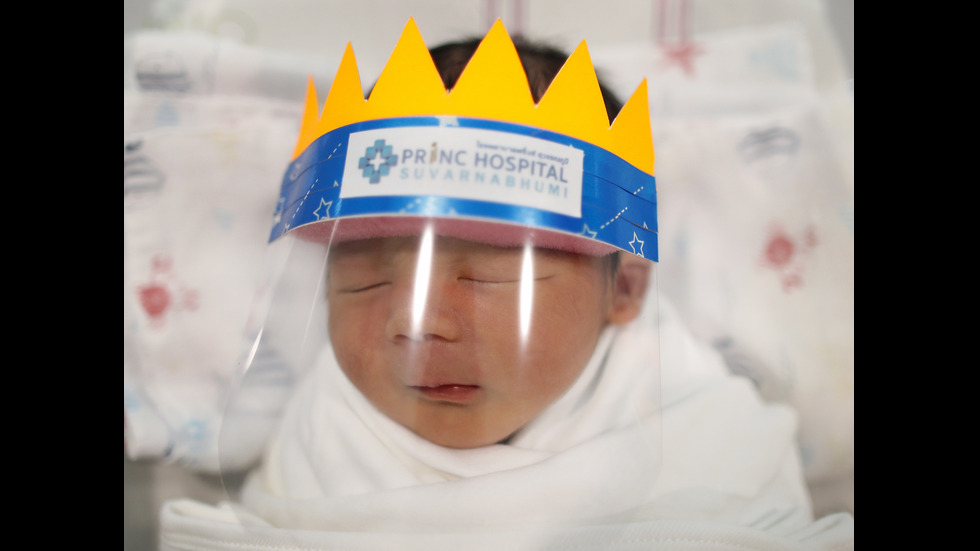 Новородени с шлемове срещу коронавируса