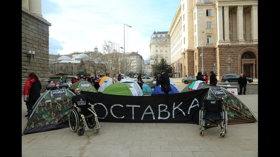 Медицински сестри на палатков лагер под прозорците на властта