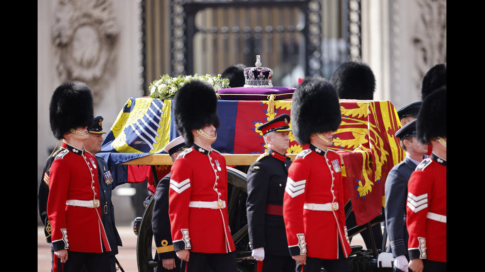 Кралица Елизабет II напусна Бъкингамския дворец за последен път