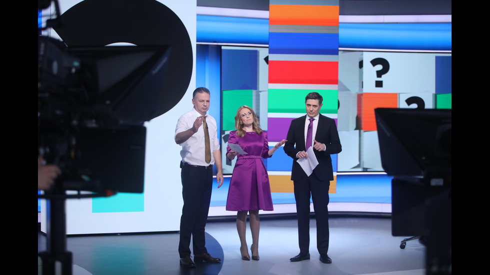 ЗАД КАДЪР: Изборният ден по NOVA В СНИМКИ