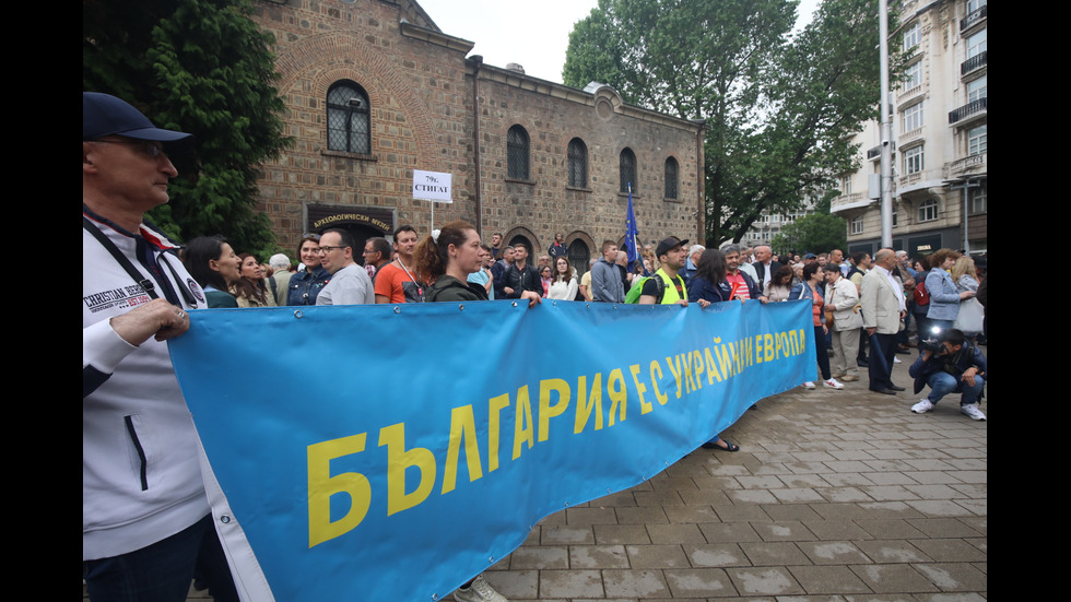 Протест пред президентството срещу думите на Радев, че мандатът вече е "дискредитиран"