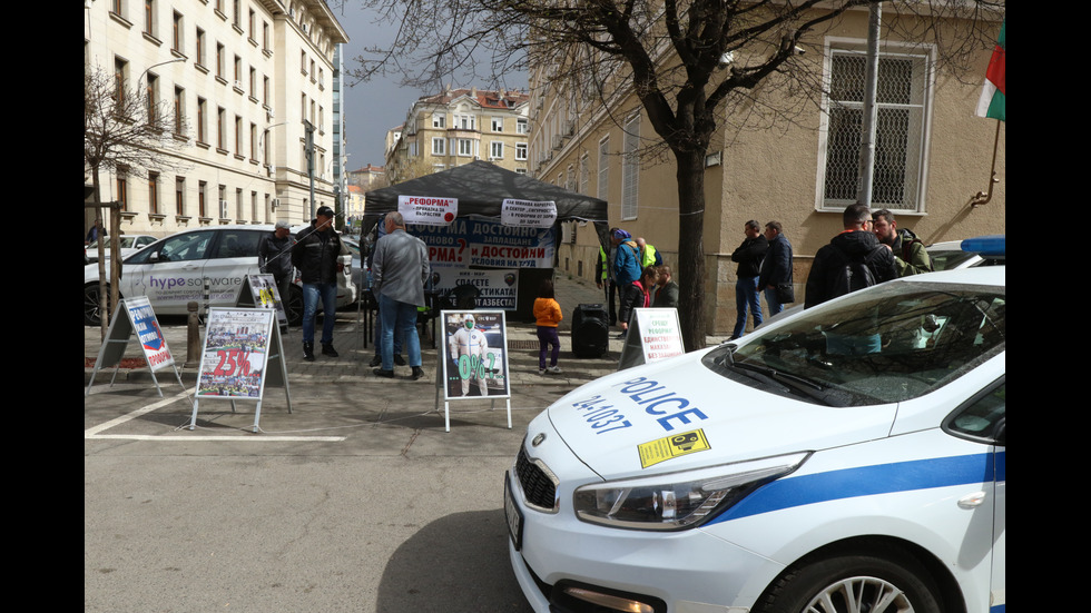 Протест в центъра на София: Полицаи и надзиратели разпънаха палатков лагер