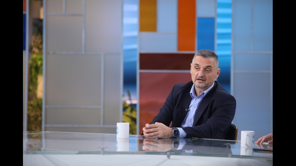 ЗАД КАДЪР: Изборният ден по NOVA В СНИМКИ