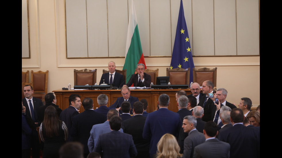 Скандал в парламента, отстраниха депутат от ПП от пленарната зала