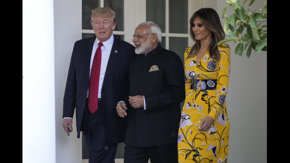 Мелания Тръмп избра жълта рокля за срещата с индийския премиер