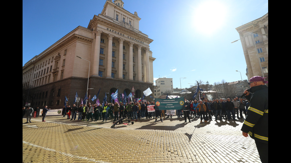 Пожарникари и полицаи от цялата страна излизат на протест в София