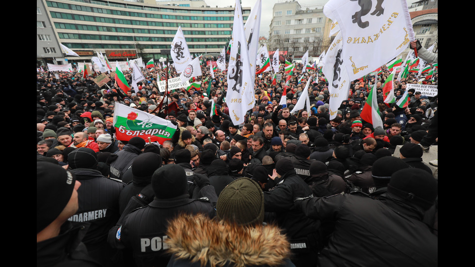 "Възраждане" организира протест срещу зеления сертификат, докараха водно оръдие пред НС