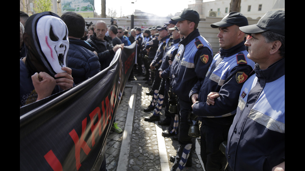 Нови сблъсъци в Тирана, окупирана е сградата на полицията