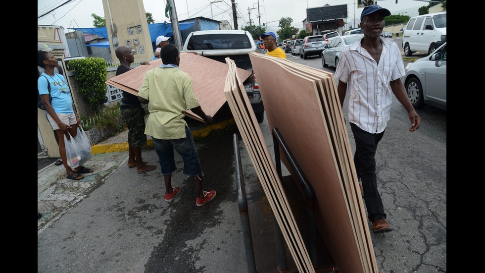 Карибите се подготвят за ураганни ветрове