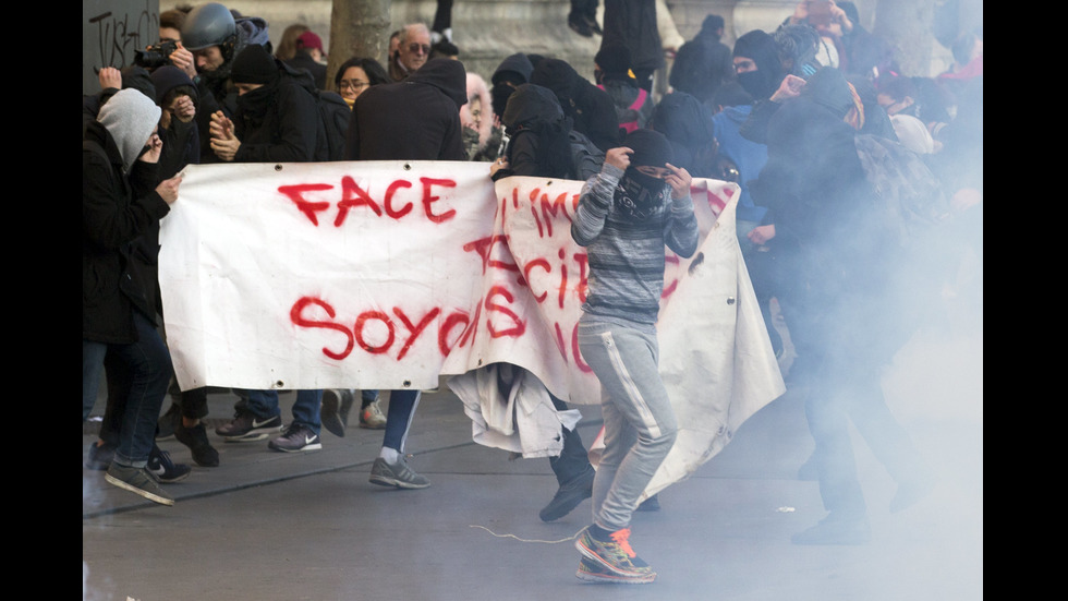 Сблъсъци между протестиращи и полиция във Франция