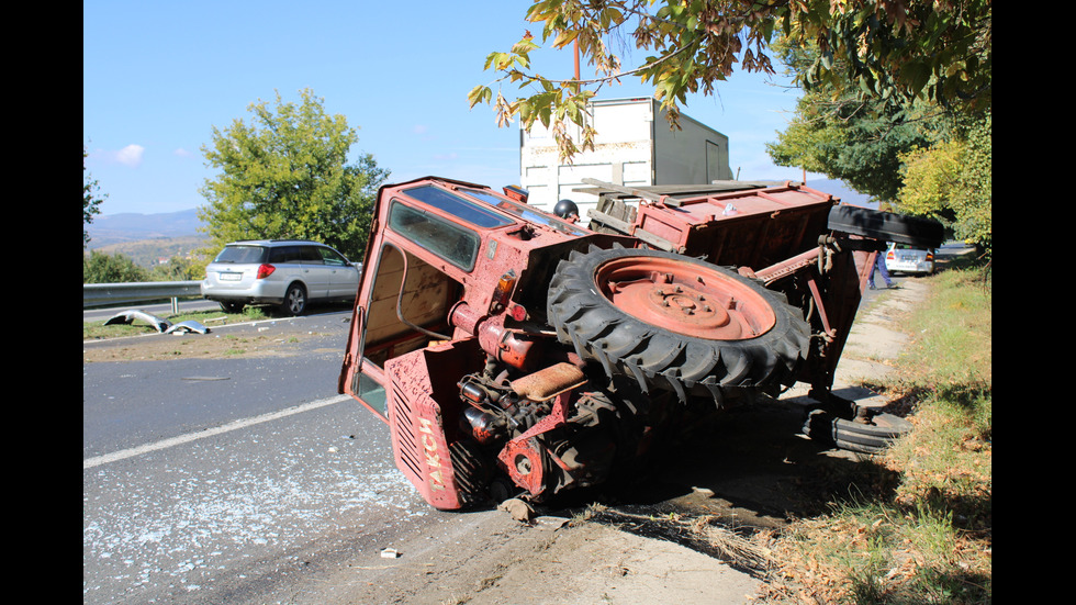 Колело на трактор се откъсна в движение и удари лека кола на Е-79