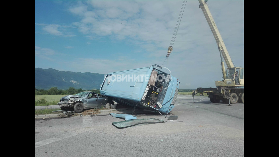 Катастрофа между автобус и кола край Враца