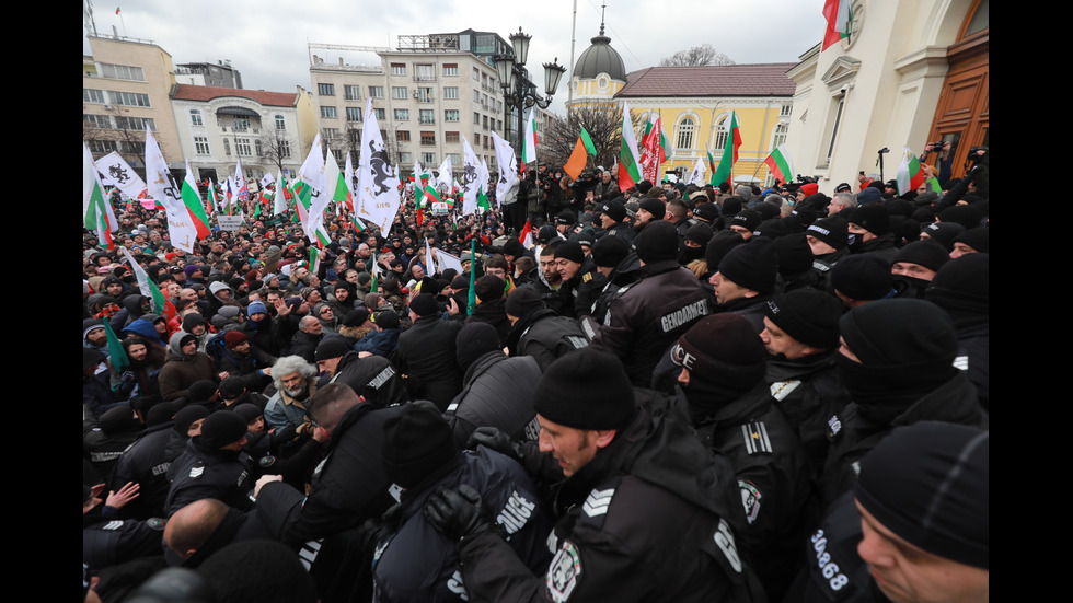 "Възраждане" организира протест срещу зеления сертификат, докараха водно оръдие пред НС