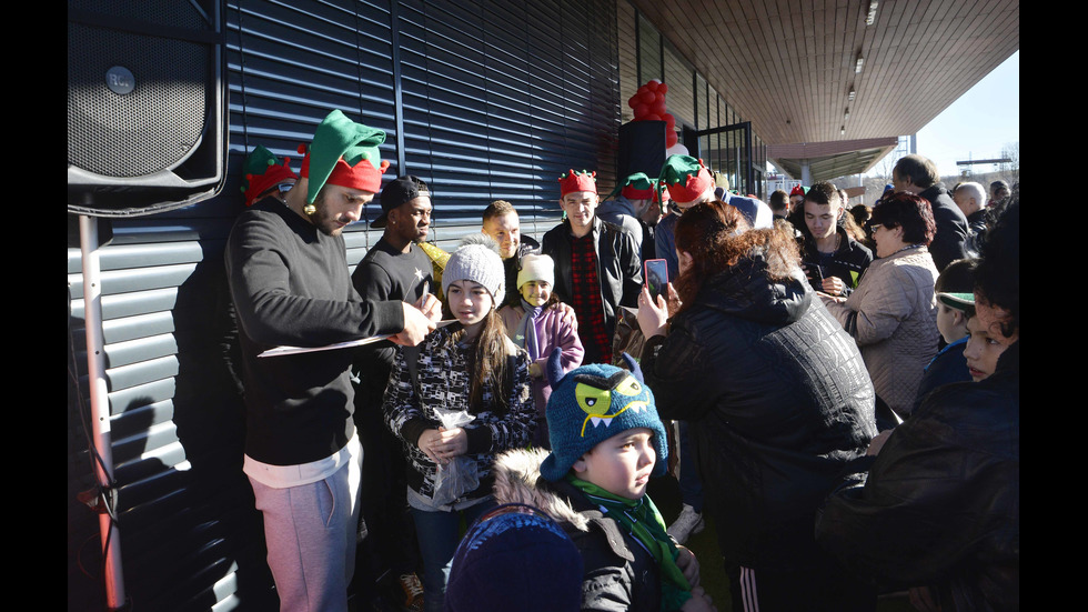 Повече от 500 деца украсиха елхата на "Лудогорец"