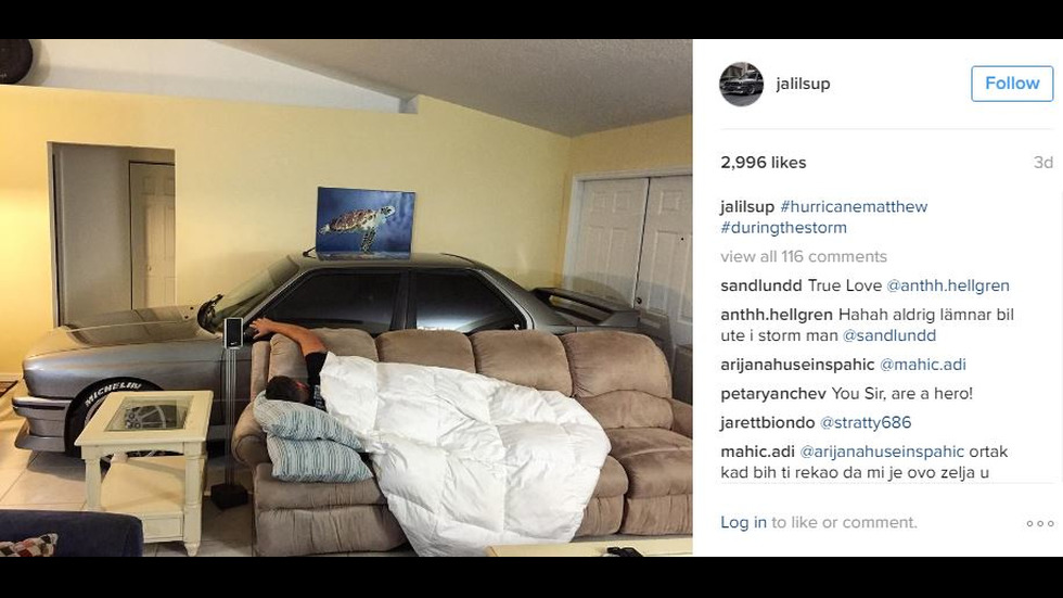 Мъж паркира колата си в хола