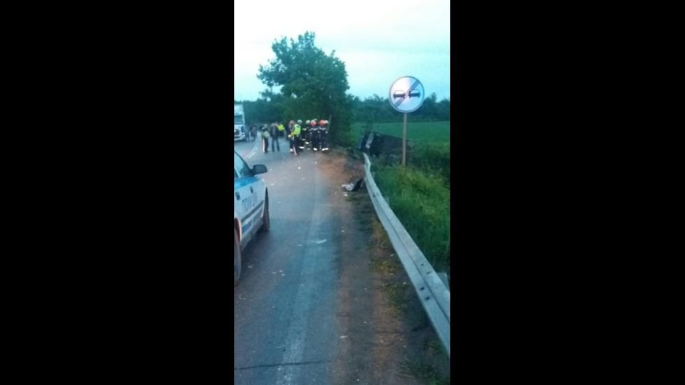 Пътнически автобус се сблъска с тир, падна в дере