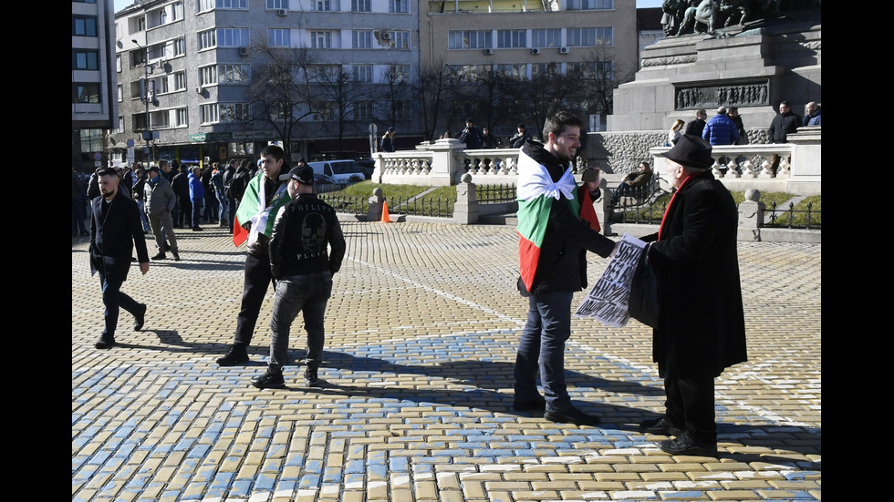 Фенове на „Левски” на протест пред парламента