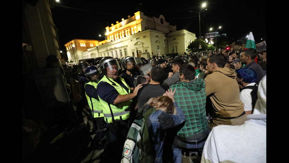 Бомбички, бутилки и павета полетяха към полицаите на протеста в София