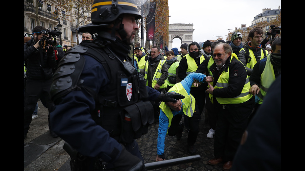 Сълзотворен газ и водни оръдия срещу протестиращи в Париж