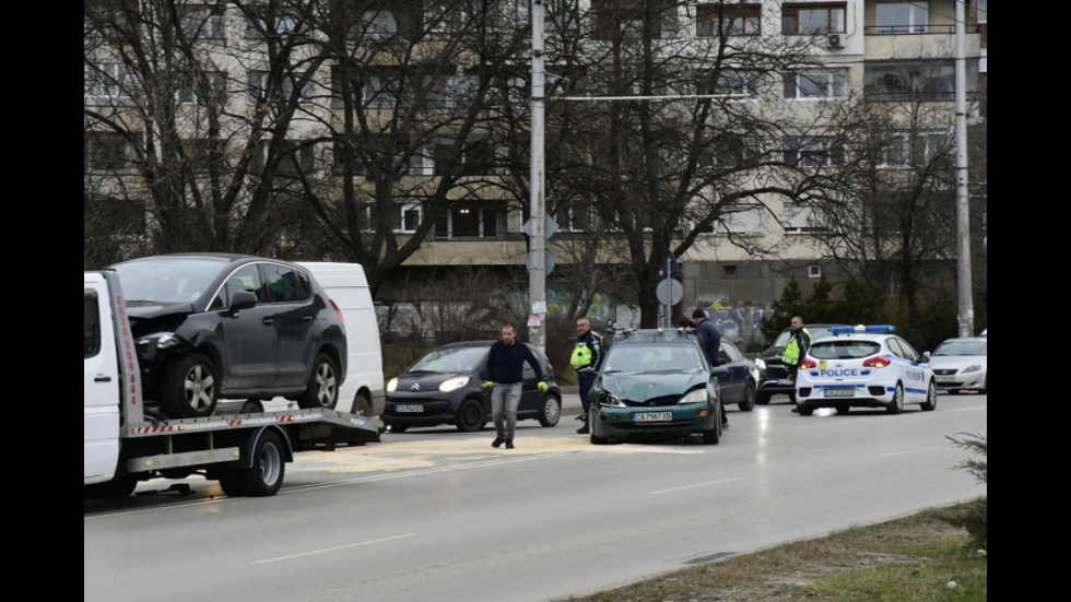 Катастрофа до Южния парк, образува се задръстване