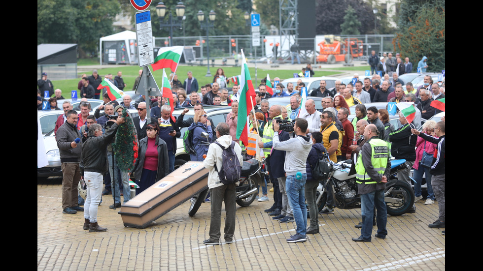 Автоинструктори излязоха на протест