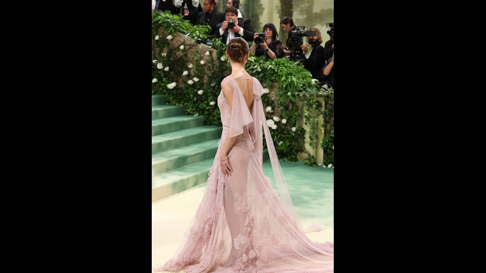 Звезди, блясък, смели и екстравагантни тоалети на Met Gala 2024