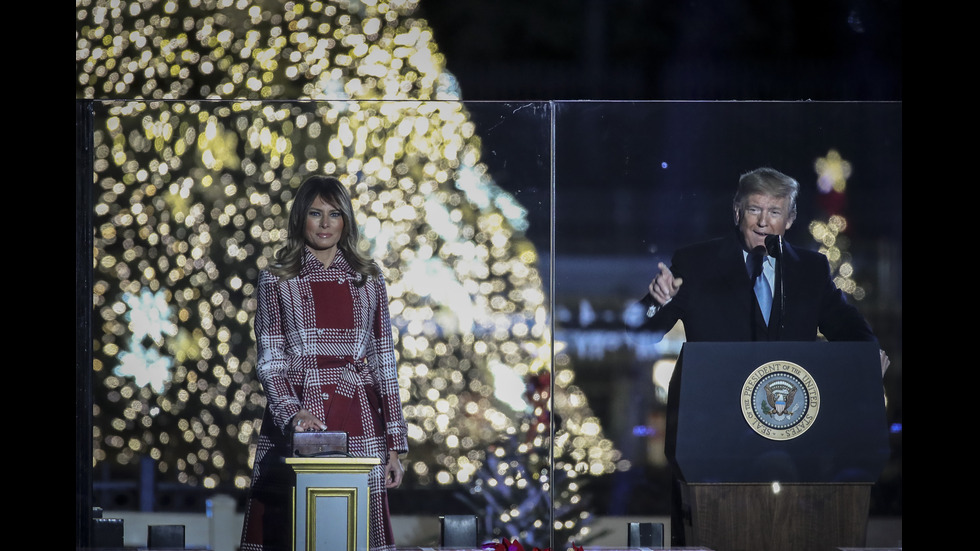 Тръмп и Мелания запалиха светлините на коледното дърво във Вашингтон