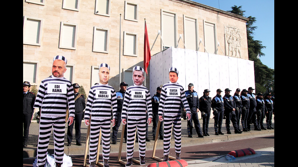 Хиляди демонстранти на антиправителствен протест в Тирана