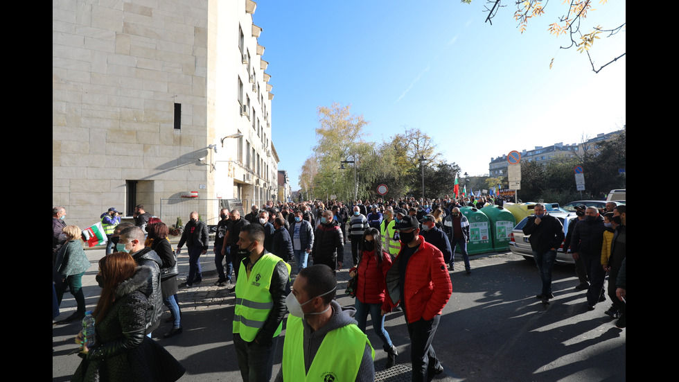 Полицейските служители излизоха на протест