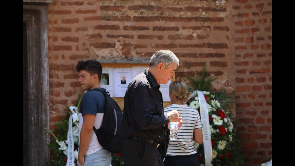 Семейство, приятели и колеги изпратиха Иван Нейков в последния му път