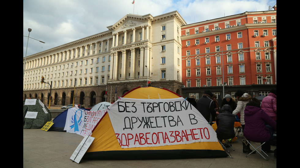 Медицински сестри на палатков лагер под прозорците на властта