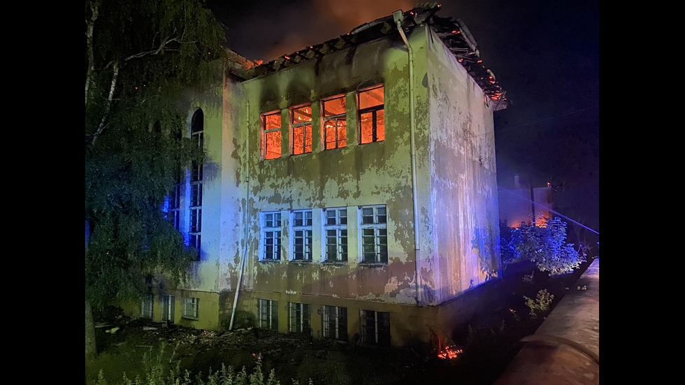 Пожар изпепели покрива на училище в карловско село