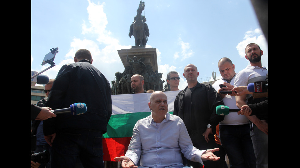 Слави Трифонов на протест пред парламента