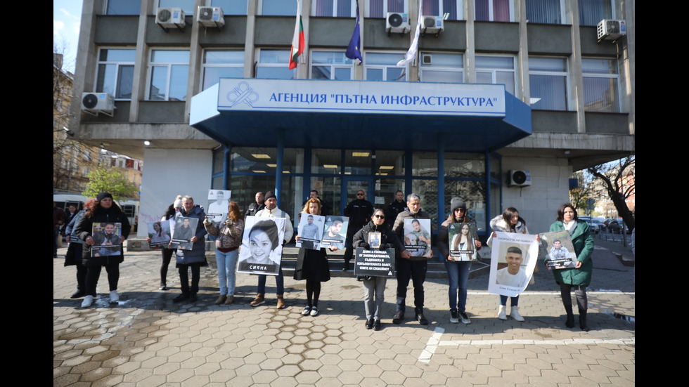 „Стига повече“: Протест в София срещу войната по пътищата