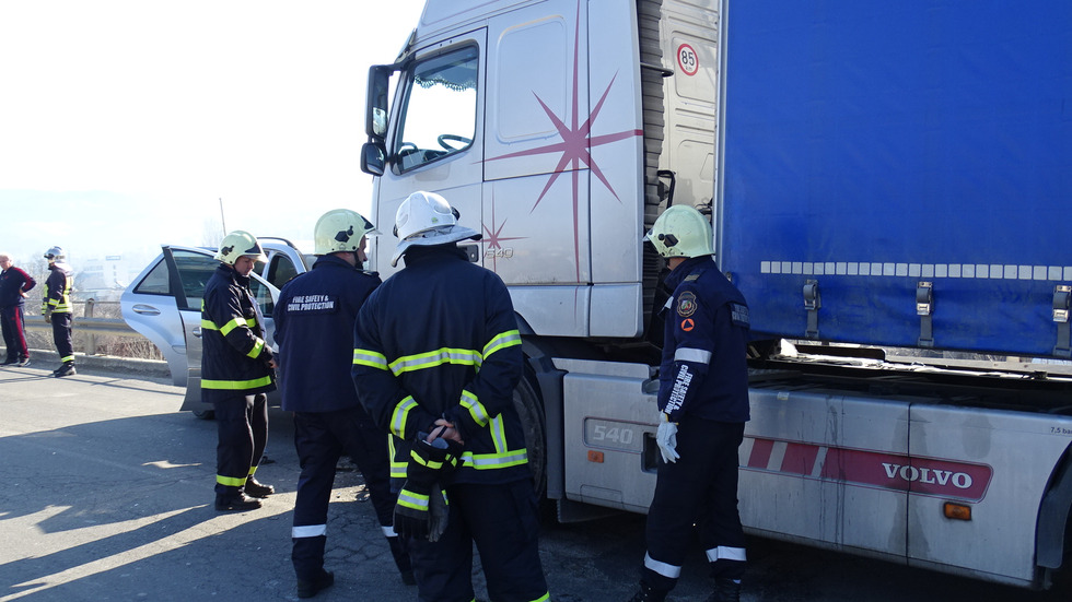 Кола се удари в тир край Благоевград