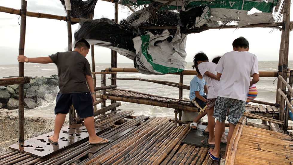 Тайфунът Камури взе жертви във Филипините