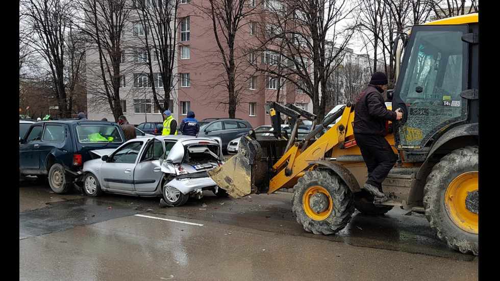 Багер и 7 коли се удариха на бул. "Христо Смирненски" във Варна